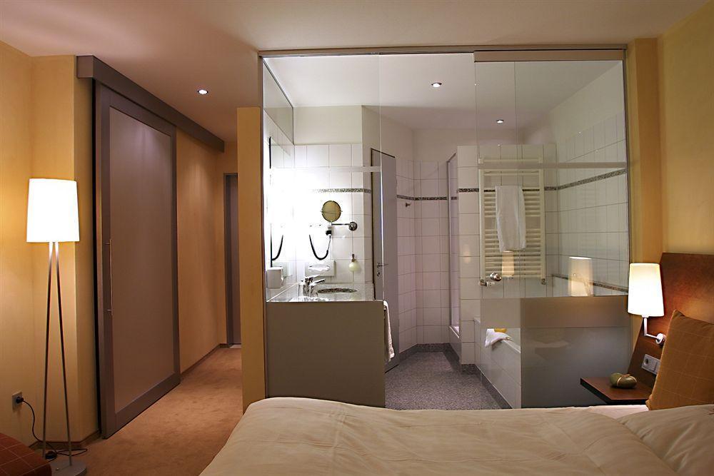 Wellings Romantik Hotel Zur Linde Moers Exterior photo