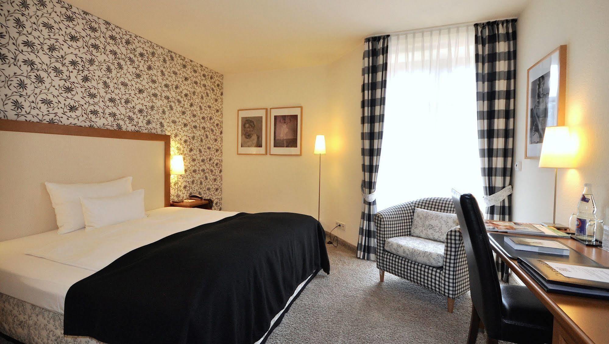 Wellings Romantik Hotel Zur Linde Moers Exterior photo