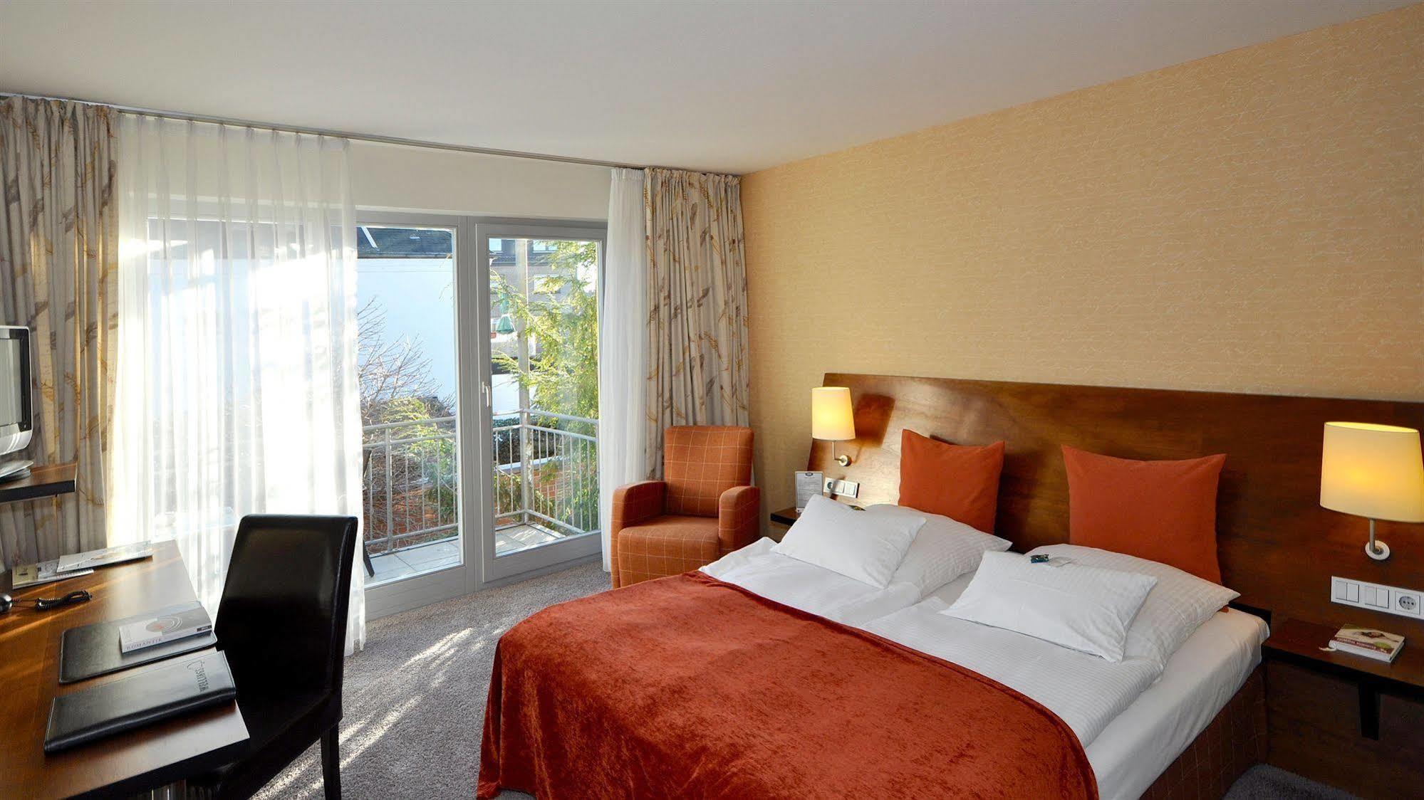 Wellings Romantik Hotel Zur Linde Moers Exterior photo