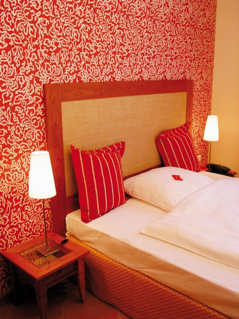 Wellings Romantik Hotel Zur Linde Moers Exterior photo